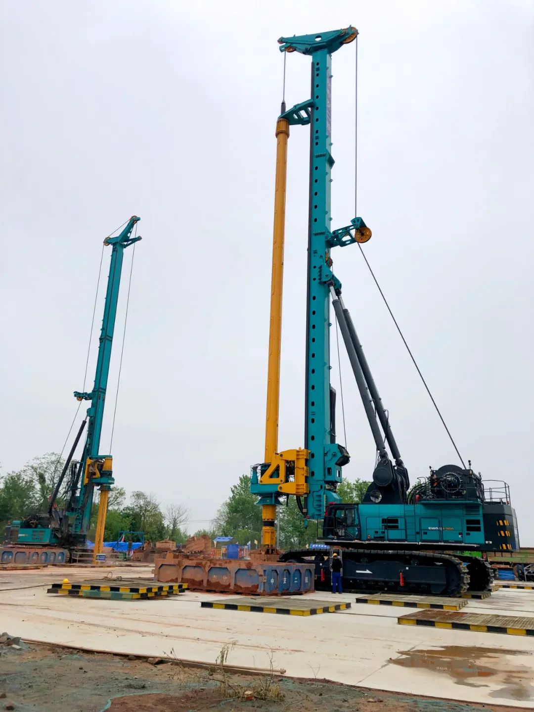 “创造施工事业！”他们和3499拉斯维加斯线路智能“超等桩备”一路助建燕矶长江大桥