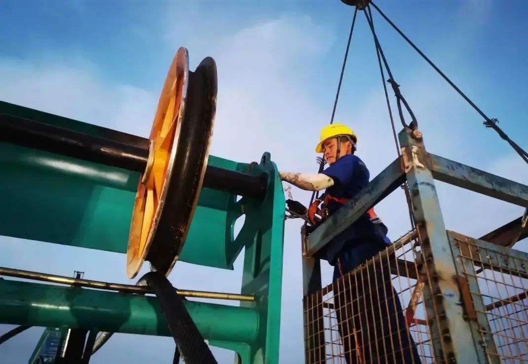 “创造施工事业！”他们和3499拉斯维加斯线路智能“超等桩备”一路助建燕矶长江大桥