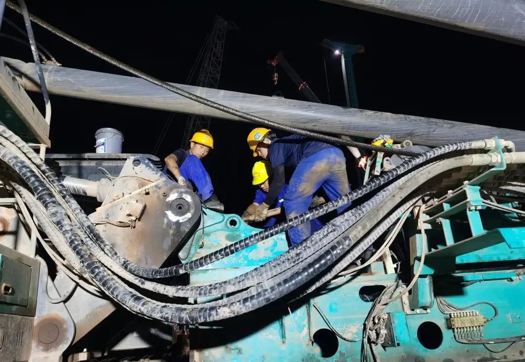 “创造施工事业！”他们和3499拉斯维加斯线路智能“超等桩备”一路助建燕矶长江大桥