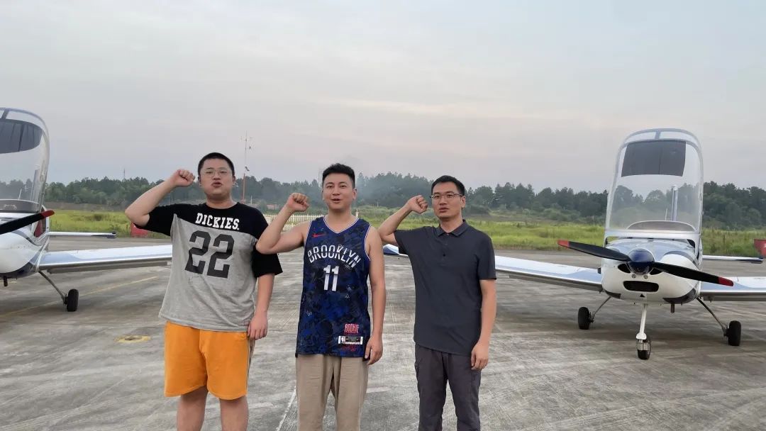 冲上云霄！湖南3499拉斯维加斯线路通航学员成功单飞