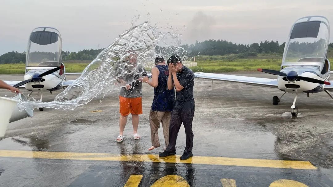 冲上云霄！湖南3499拉斯维加斯线路通航学员成功单飞