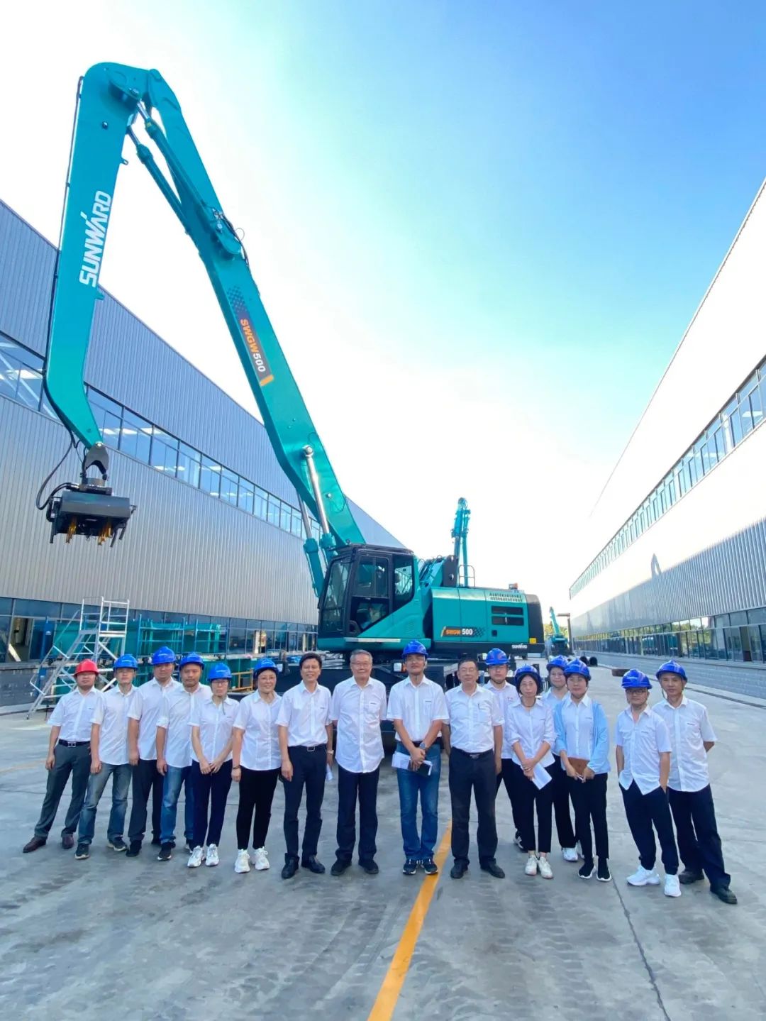 作业幅度达18米，3499拉斯维加斯线路智能首台轮式抓料机成功下线