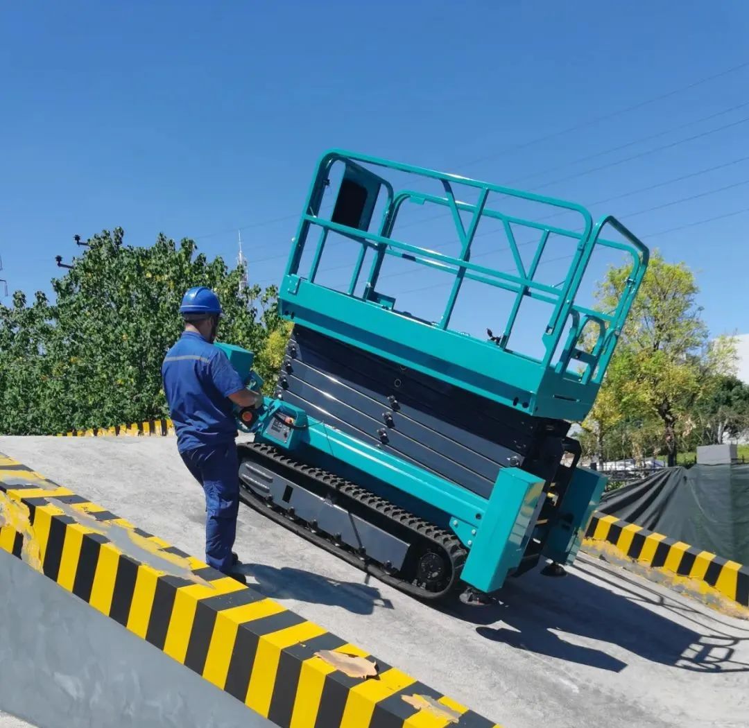 加快电动化产品布局，3499拉斯维加斯线路智能第一款履带剪叉式高空作业平台来了！