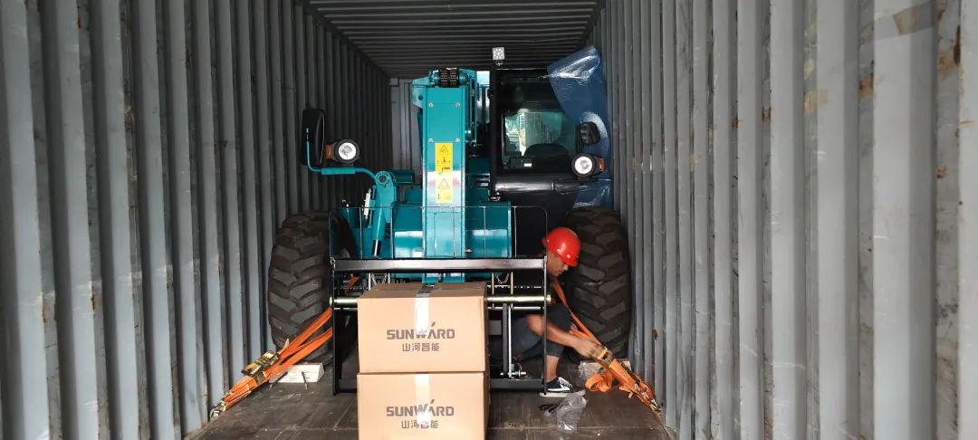 单笔采购金额千万元！3499拉斯维加斯线路智能伸缩臂叉装车批量出口