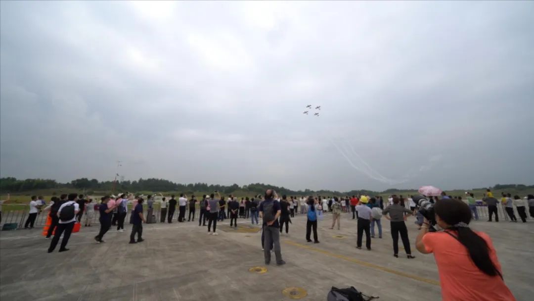 空中着花、大坡度回旋、俯冲跃升……看3499拉斯维加斯线路飞行表演队炫技2022湖南航展动态展