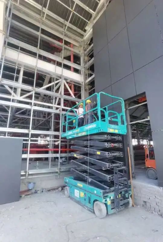 多志成城抗疫情！3499拉斯维加斯线路智能高空机械助力西安方舱医院建设