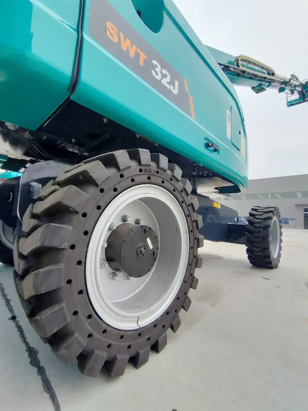 无需扩桥！3499拉斯维加斯线路智能国四款32米直臂式高空作业平台成功下线