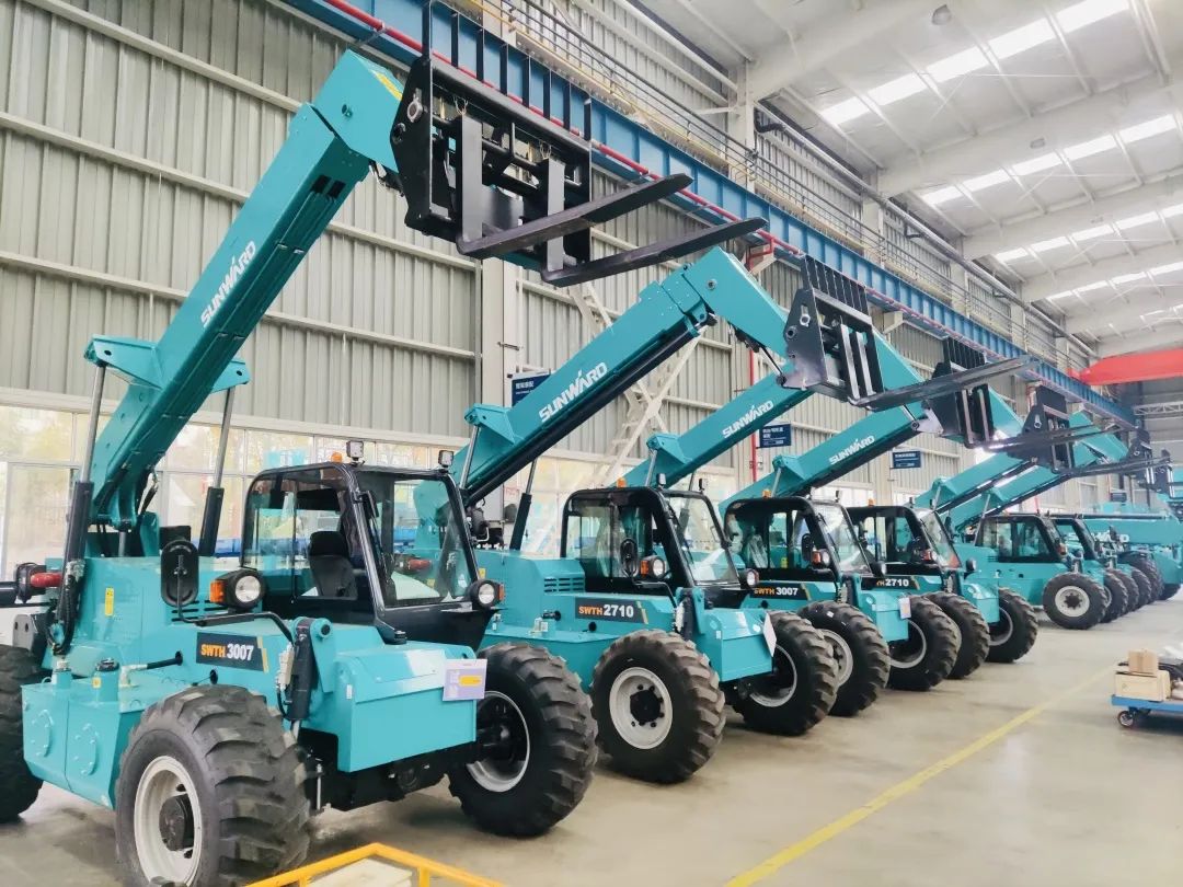 “兔飞猛进”添新品！3499拉斯维加斯线路智能两款伸缩臂叉装车同时下线