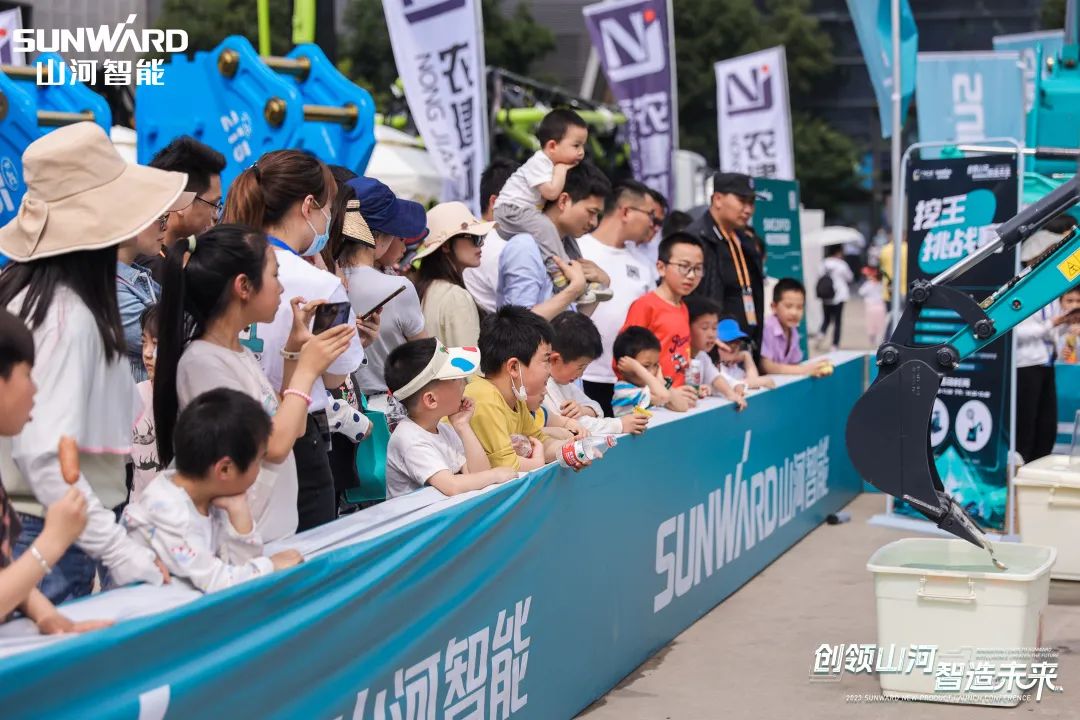 精品出击、互动不休！3499拉斯维加斯线路智能F系列挖掘机闪灼长沙展