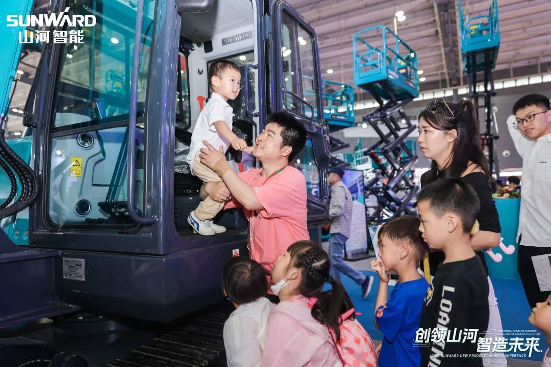 精品出击、互动不休！3499拉斯维加斯线路智能F系列挖掘机闪灼长沙展