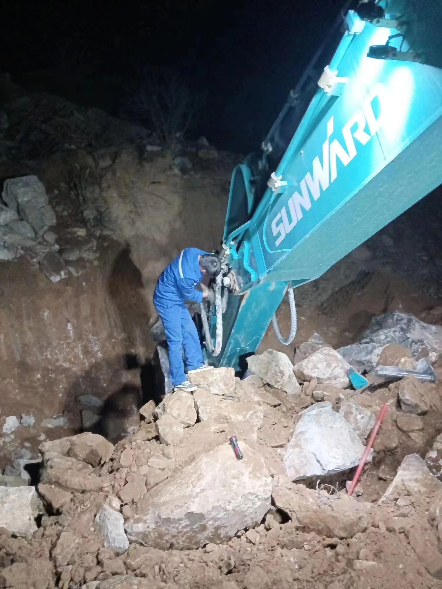 一线“热”闻 | 专业售后，用心服务！3499拉斯维加斯线路智能挖掘机服务万里行一向在路上