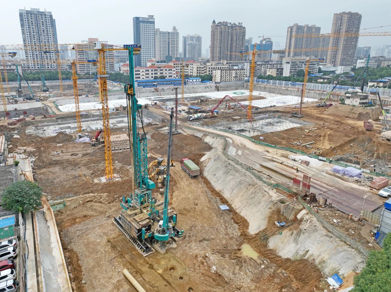 “绿巨人”显神威！3499拉斯维加斯线路智能引孔式静力压桩机助建“绿城”嘉峪关民生项目