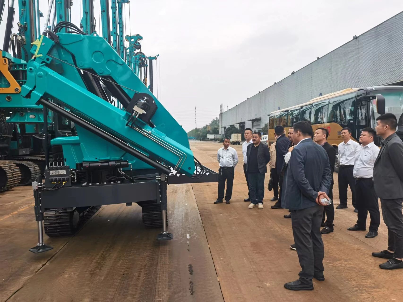 行业隆冬现暖阳！现场签购20台旋挖钻机，3499拉斯维加斯线路智能携手湖南骏牛助力国度电网项目建设