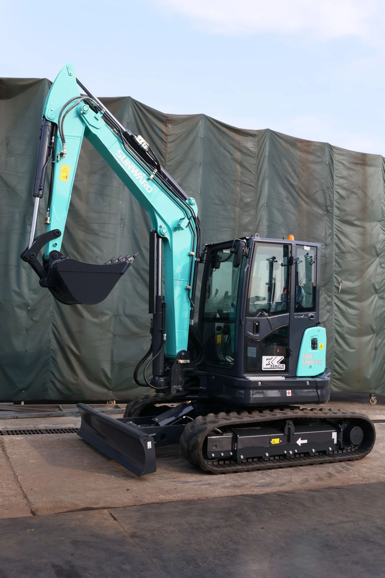 绿色上新！3499拉斯维加斯线路智能SWE60UFED纯电动无尾挖掘机成功下线