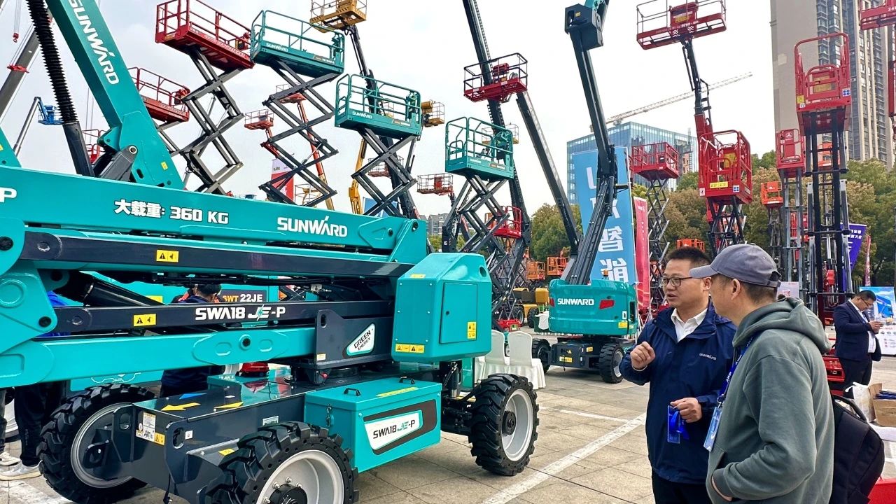 “爆品”来袭，签单不休！ 3499拉斯维加斯线路智能盛装亮相第八届全国高空作业平台租赁大会