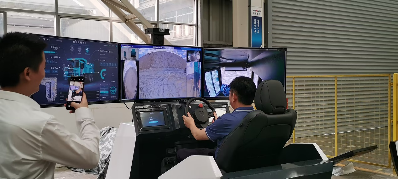 湘潭市工信局带队光临3499拉斯维加斯线路智能发展智能造作现场观摩互换活动