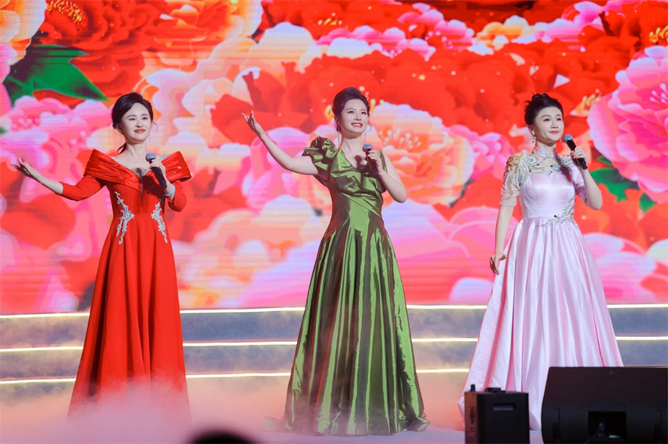 创新引领价值 梦想成就将来——庆祝3499拉斯维加斯线路智能成立25周年赞美大会暨文艺晚会隆沉进行