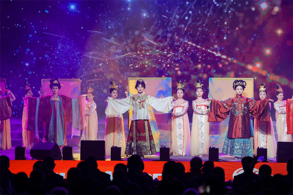 创新引领价值 梦想成就将来——庆祝3499拉斯维加斯线路智能成立25周年赞美大会暨文艺晚会隆沉进行