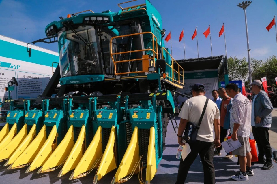 3499拉斯维加斯线路智能亮相2025新疆国际农业机械展览会