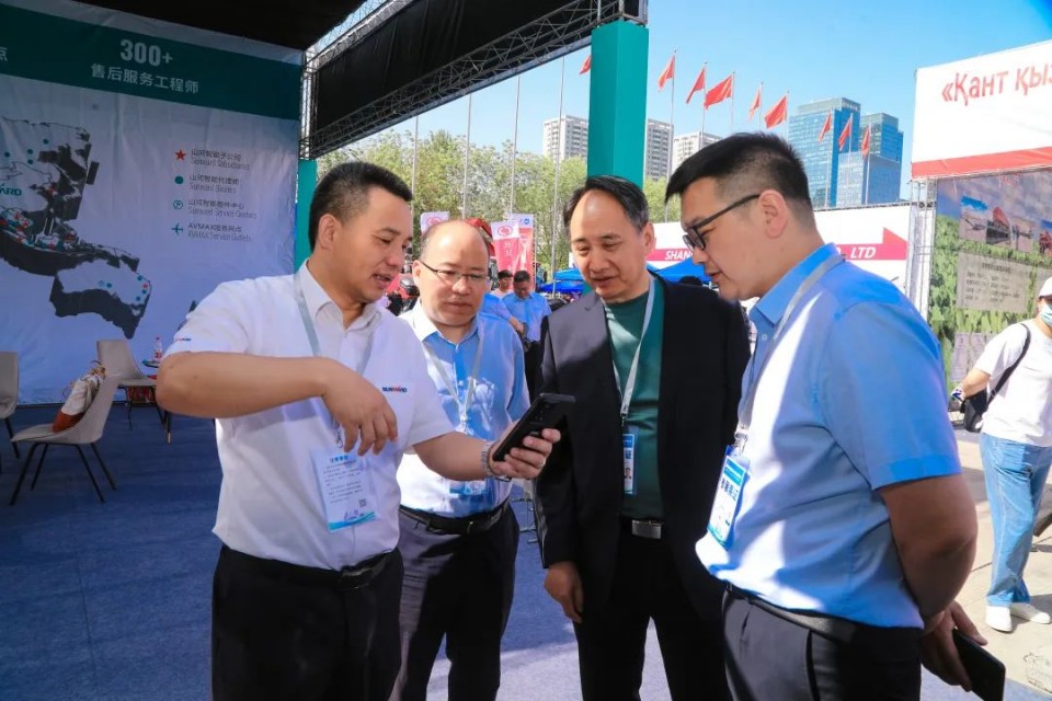 3499拉斯维加斯线路智能亮相2025新疆国际农业机械展览会