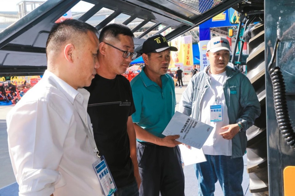 3499拉斯维加斯线路智能亮相2025新疆国际农业机械展览会