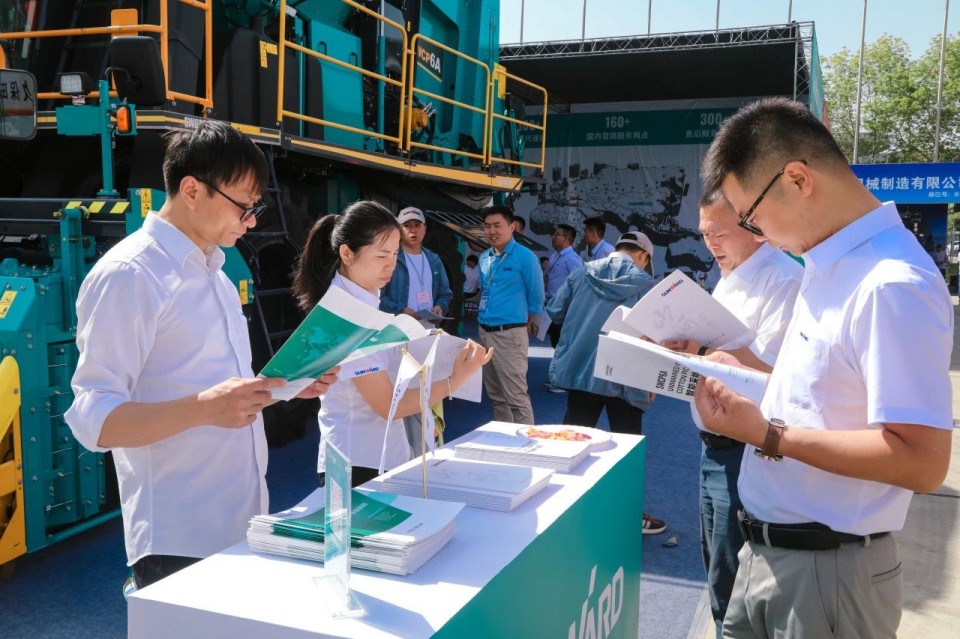 3499拉斯维加斯线路智能亮相2025新疆国际农业机械展览会