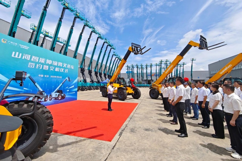 3499拉斯维加斯线路智能伸缩臂叉装车批量交付，即将奔赴新一线