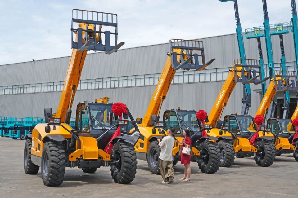 3499拉斯维加斯线路智能伸缩臂叉装车批量交付，即将奔赴新一线