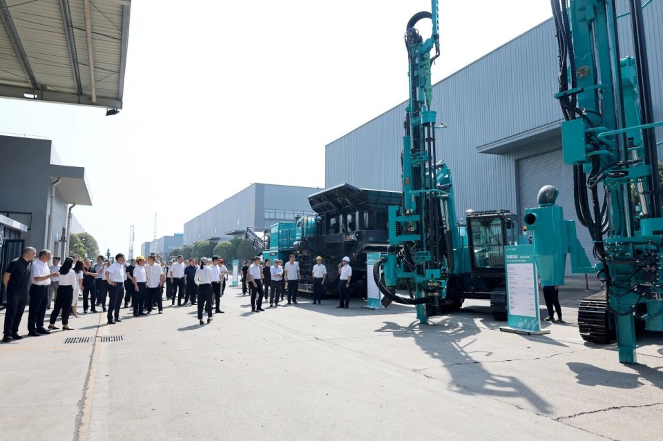 斜井开挖钻护一体化设备成功下线，实现地下工程设备沉大突破