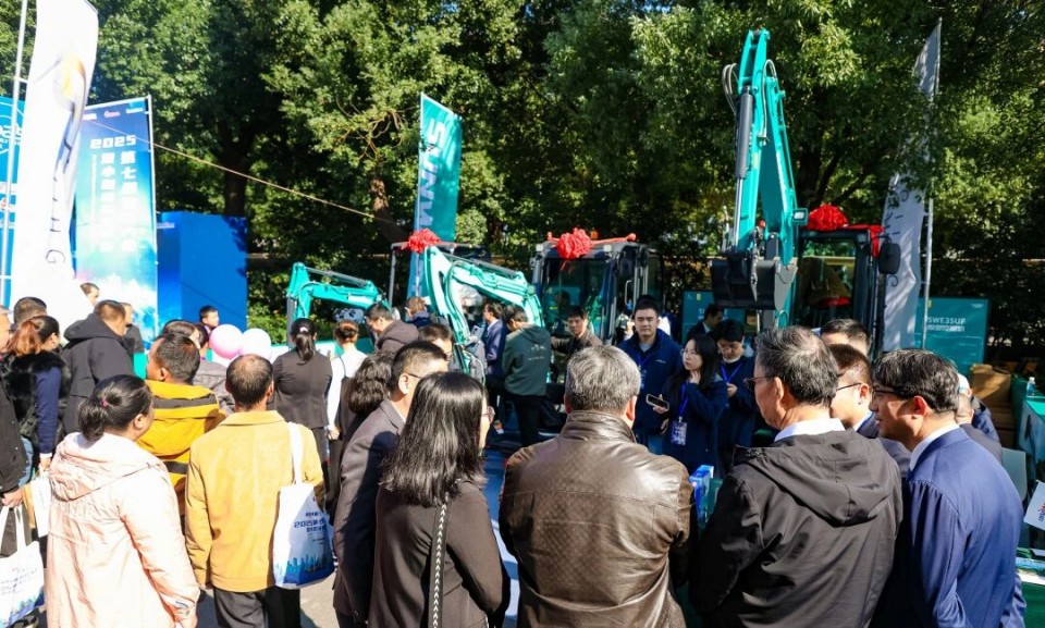 3499拉斯维加斯线路智能微挖“天团”闪灼武汉，引领绿色施工潮水