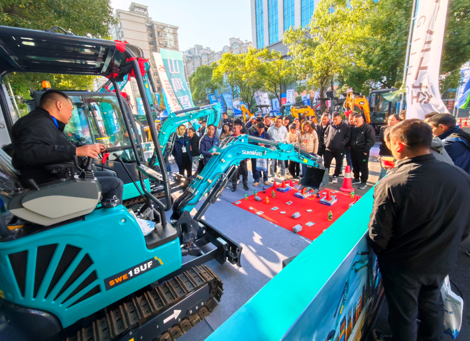 3499拉斯维加斯线路智能微挖“天团”闪灼武汉，引领绿色施工潮水